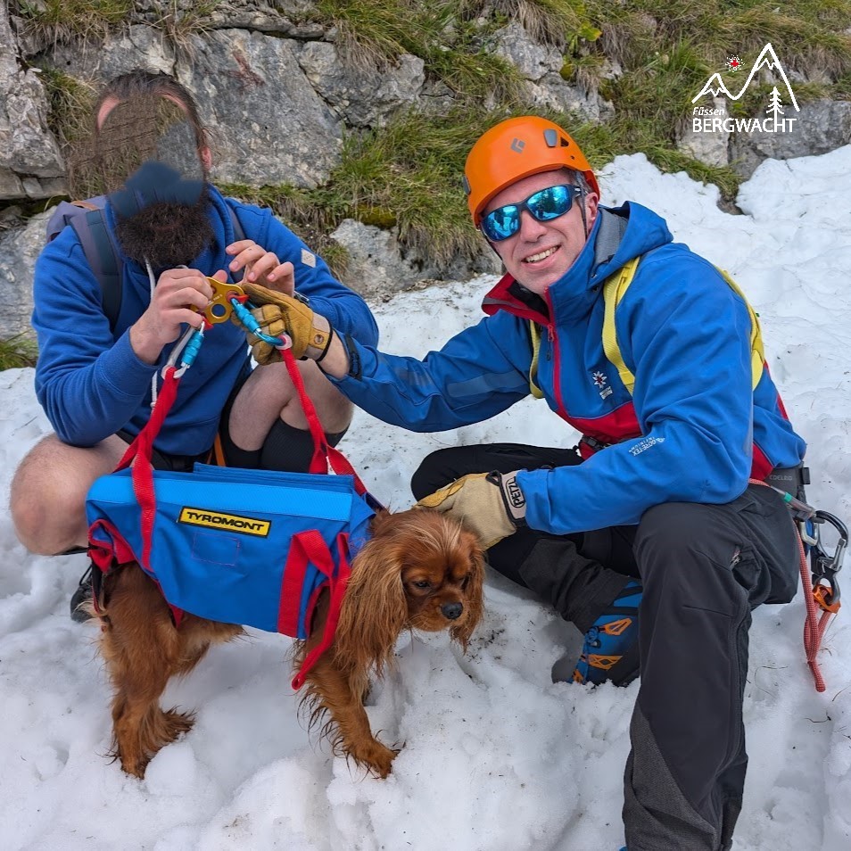 2 verstiegene Touristen mit Hund Conny auf dem winterlichen Ahornreitweg am Tegelberg